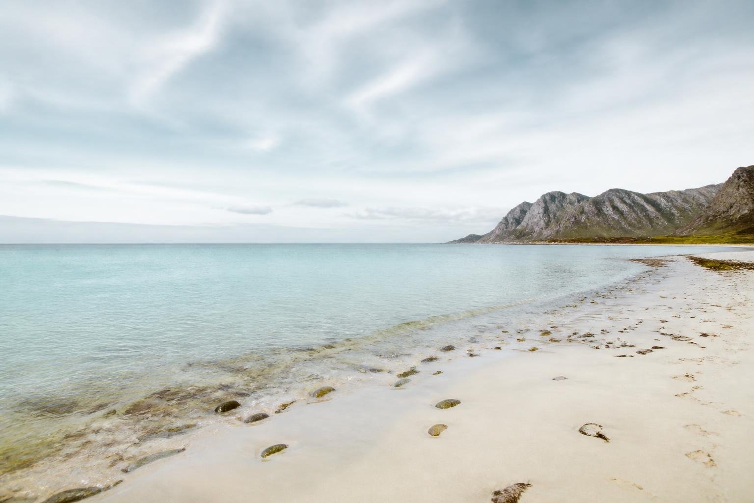 Ruhige Strandlandschaft mit Sand und Meer